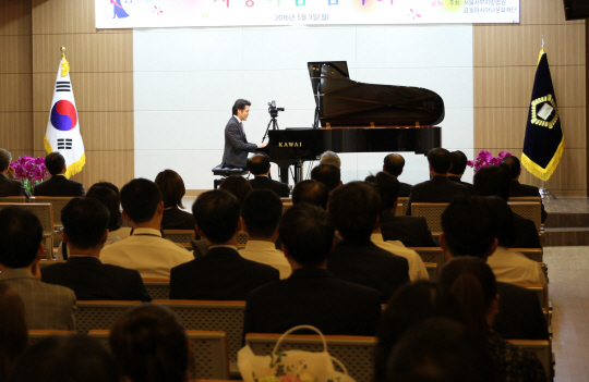 피아니스트 조재혁이 9일 서울 마포구 서부지방법원에서 '찾아가는 사랑의 금호아트홀' 공연을 펼치고 있다. <금호아시아나문화재단 제공>